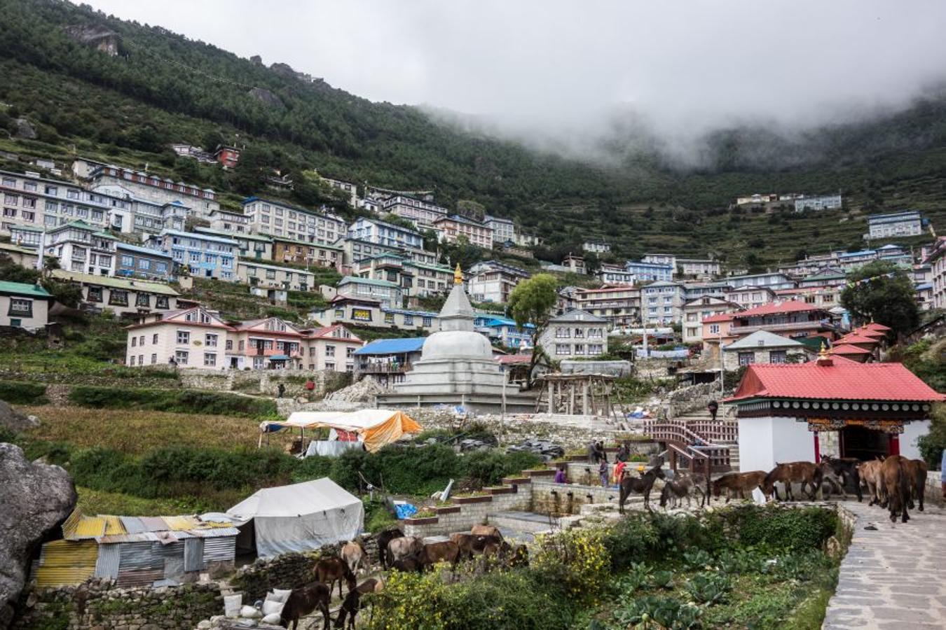 Con la segunda etapa comienza el desnivel positivo, un recorrido que finaliza con dos horas de continua subida que nos hará cruzar por varios puentes tibetanos hasta llegar a la capital de los sherpas: Namche Bazaar.