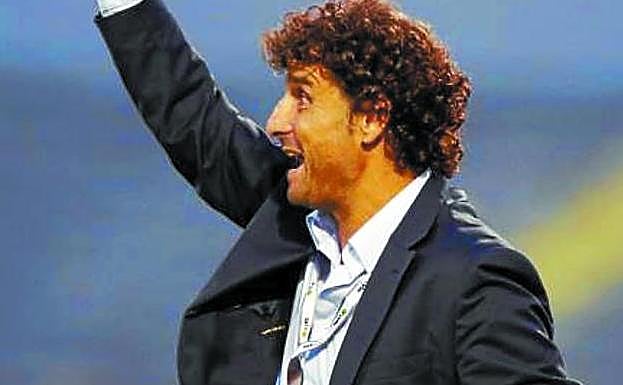 Imanol Idiakez hace una indicación durante un partido.