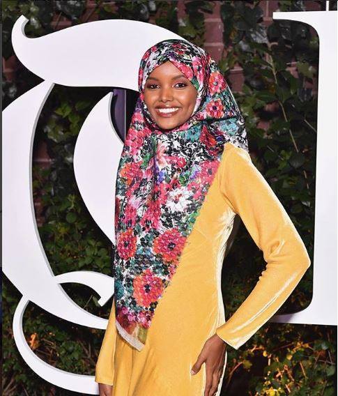 Halima Aden se ha convertido en la primera profesional de la pasarela musulmana que ha fichado por una agencia 'top'.