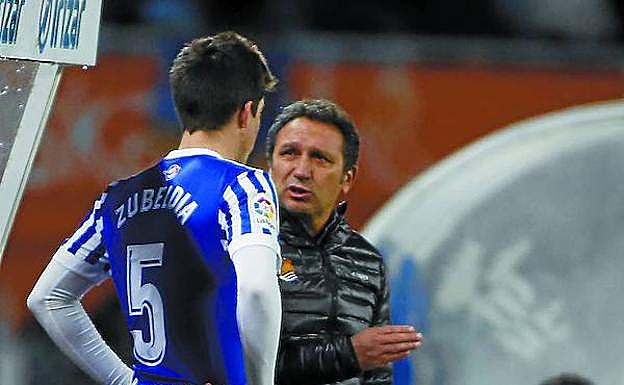 Eusebio da instrucciones a Zubeldia