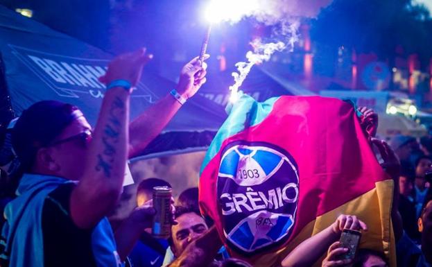 Aficionados de Gremio celebran la tercera Copa Liibertadores del club.