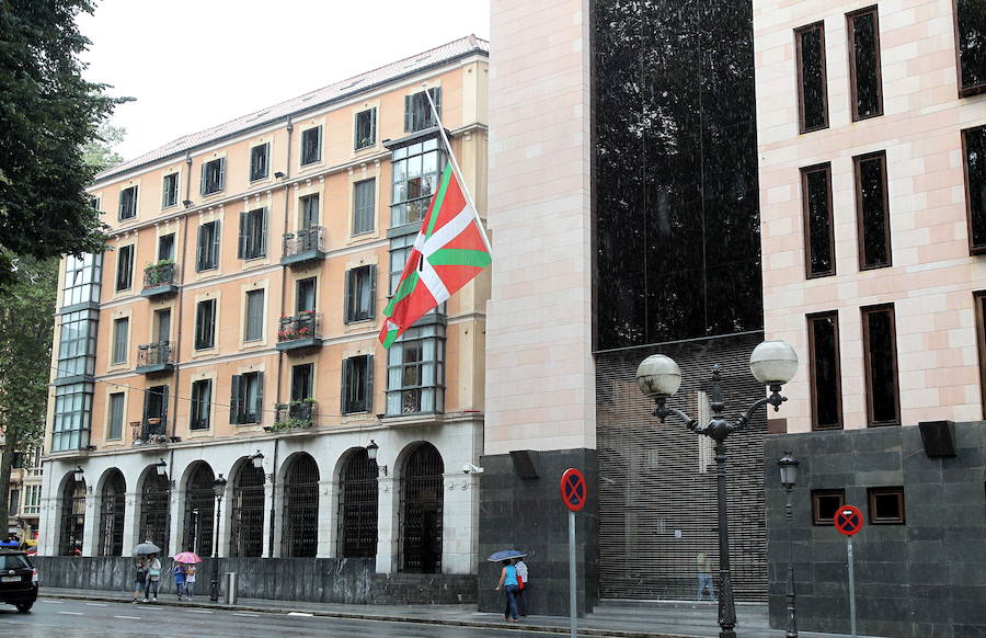 l presidente del EBB del PNV, Andoni Ortuzar, ha abierto este viernes por la noche las puertas de Sabin Etxea a la ciudadanía vasca en la conmemoración del 25 aniversario de su sede en Bilbao con una recepción a la sociedad. 