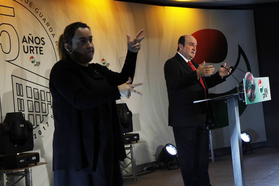 l presidente del EBB del PNV, Andoni Ortuzar, ha abierto este viernes por la noche las puertas de Sabin Etxea a la ciudadanía vasca en la conmemoración del 25 aniversario de su sede en Bilbao con una recepción a la sociedad. 