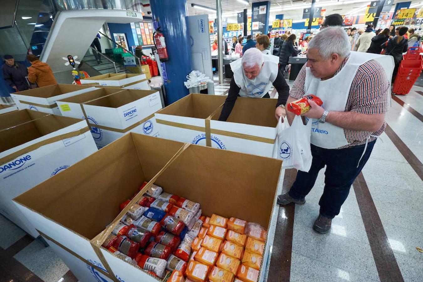 La campaña prenavideña que promueve cada año el Banco de Alimentos de Gipuzkoa apuesta por superar hoy y mañana los 650.000 kilos