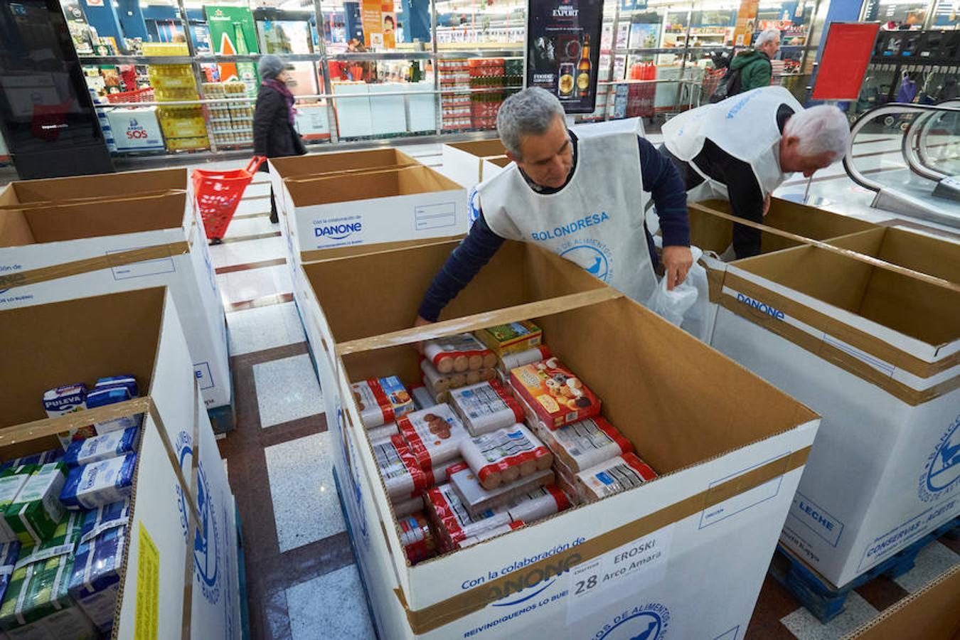 La campaña prenavideña que promueve cada año el Banco de Alimentos de Gipuzkoa apuesta por superar hoy y mañana los 650.000 kilos