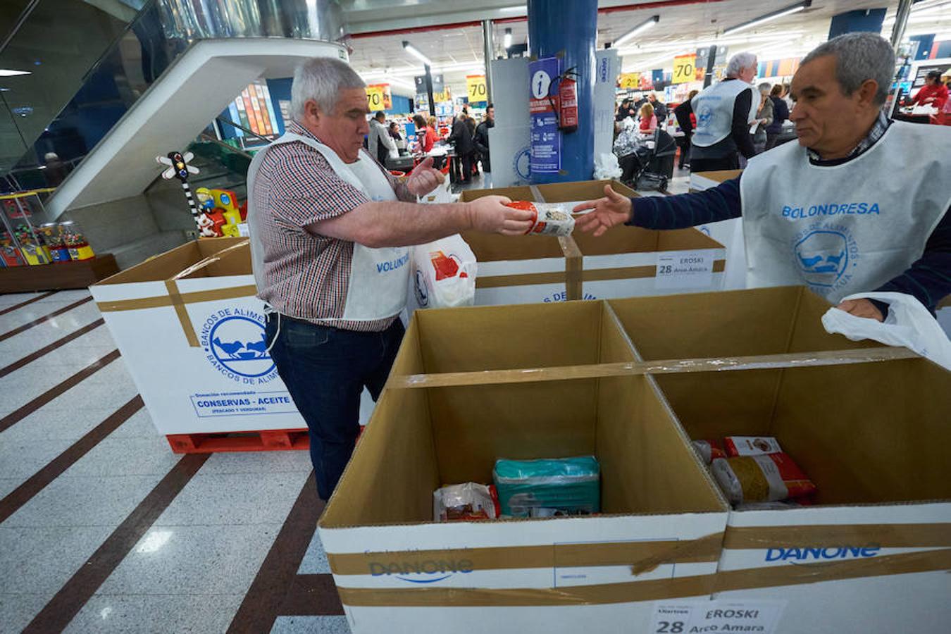 La campaña prenavideña que promueve cada año el Banco de Alimentos de Gipuzkoa apuesta por superar hoy y mañana los 650.000 kilos