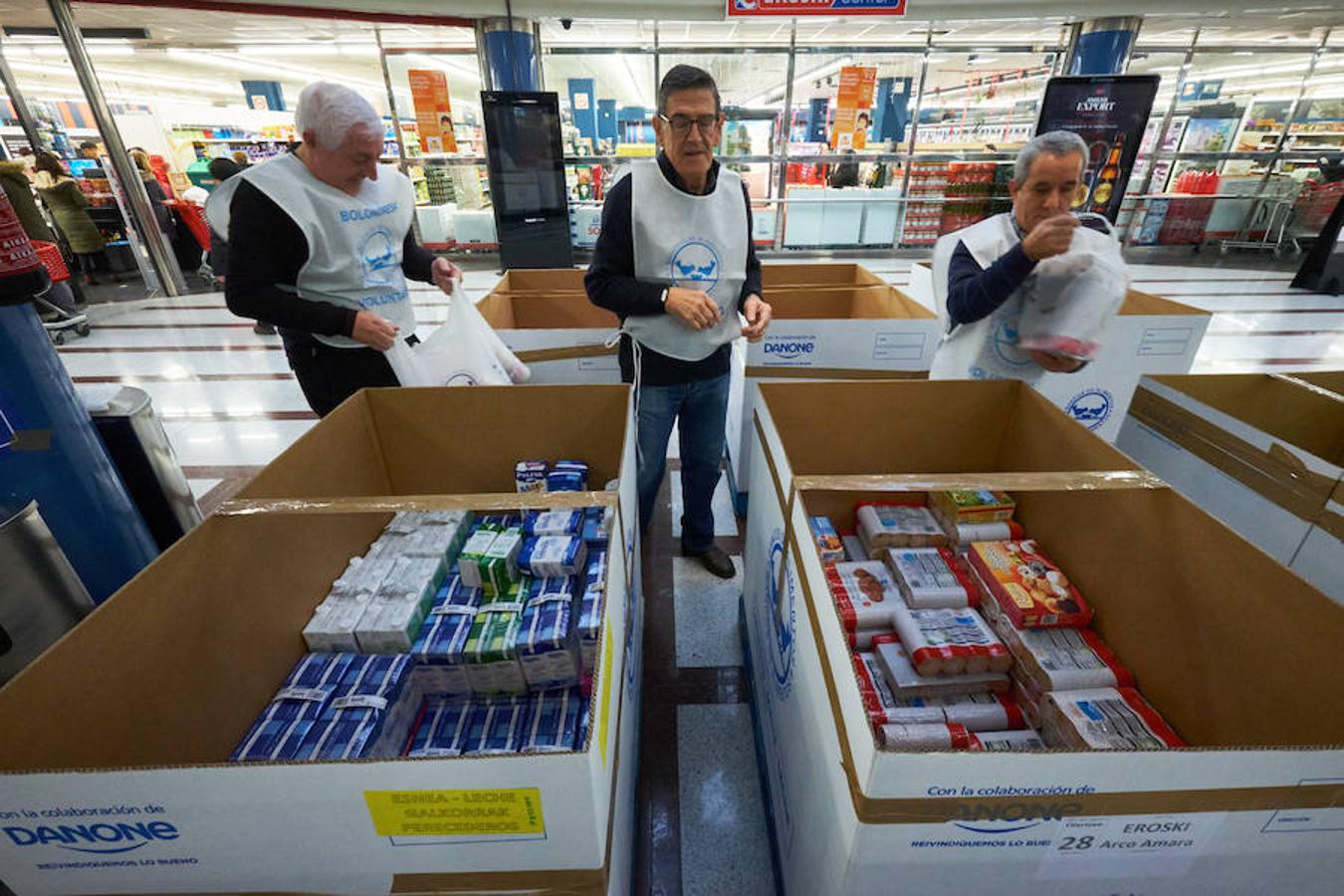 La campaña prenavideña que promueve cada año el Banco de Alimentos de Gipuzkoa apuesta por superar hoy y mañana los 650.000 kilos