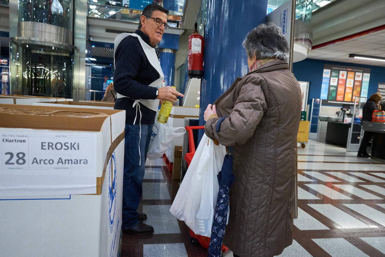 La campaña prenavideña que promueve cada año el Banco de Alimentos de Gipuzkoa apuesta por superar hoy y mañana los 650.000 kilos