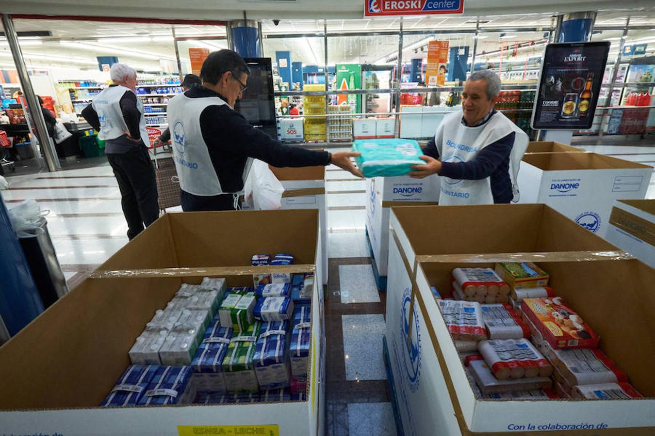 La campaña prenavideña que promueve cada año el Banco de Alimentos de Gipuzkoa apuesta por superar hoy y mañana los 650.000 kilos