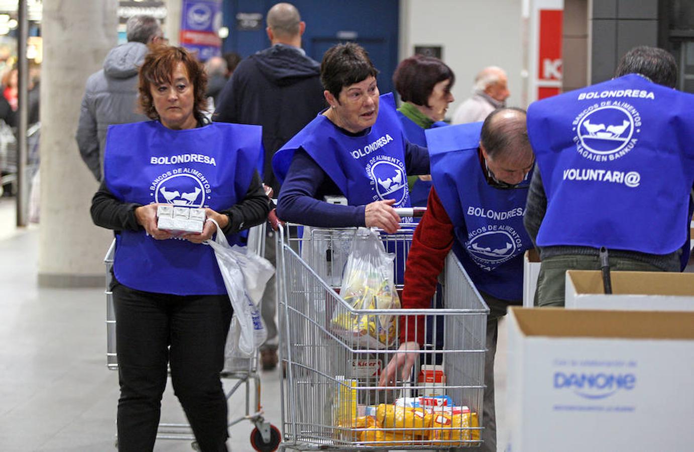 La campaña prenavideña que promueve cada año el Banco de Alimentos de Gipuzkoa apuesta por superar hoy y mañana los 650.000 kilos