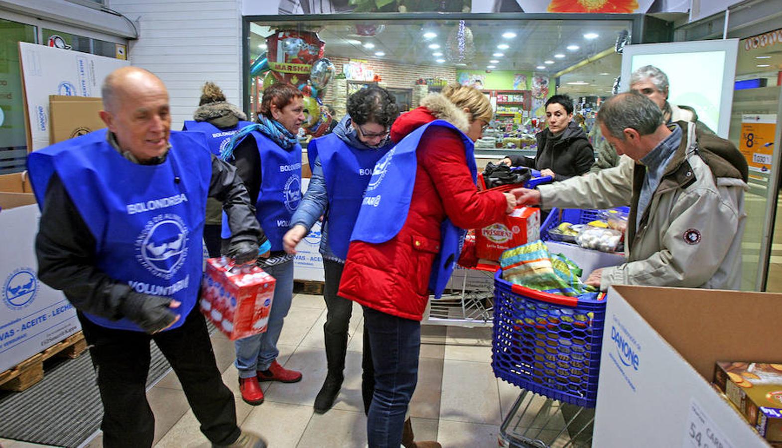 La campaña prenavideña que promueve cada año el Banco de Alimentos de Gipuzkoa apuesta por superar hoy y mañana los 650.000 kilos