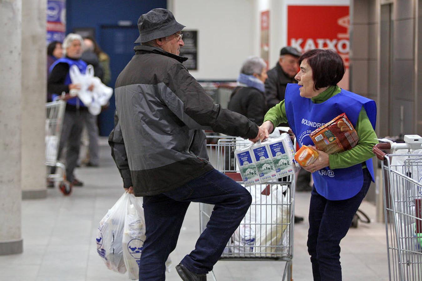 La campaña prenavideña que promueve cada año el Banco de Alimentos de Gipuzkoa apuesta por superar hoy y mañana los 650.000 kilos
