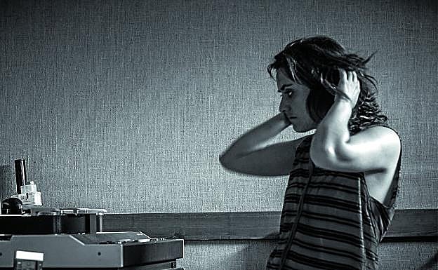 Miren Narbaiza, retratada en el estudio Atala de Bera, donde ha grabado su debut como Mice