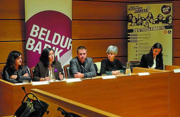 EIbar acoge la sede del concurso Beldur Barik contra la violencia sexista.
