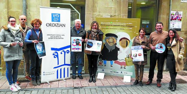 Representantes de la agrupación Ordizian y del Ayuntamiento, en la presentación de la campaña. 