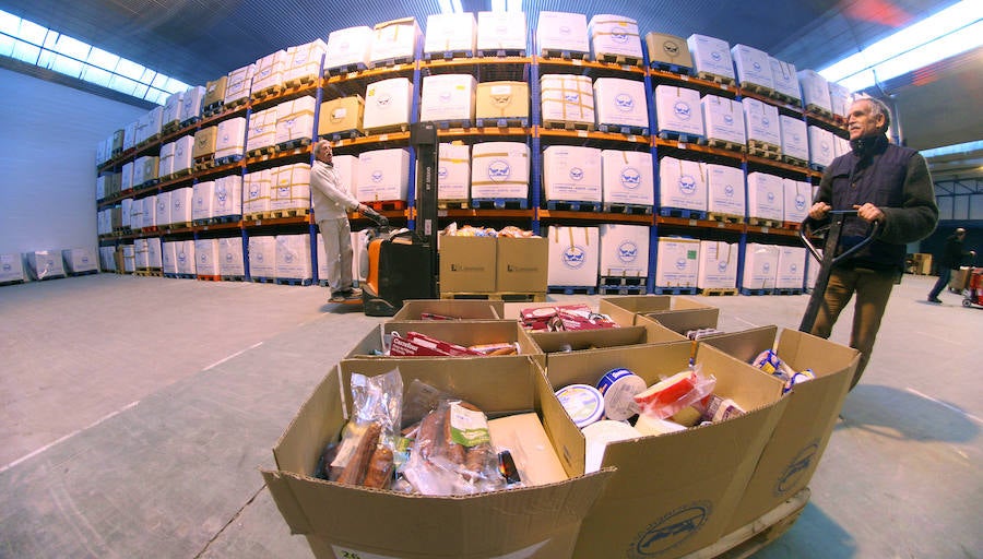 La Gran Recogida del Banco de Alimentos ya está llenando el almacén que tiene la asociación en Oiartzun.