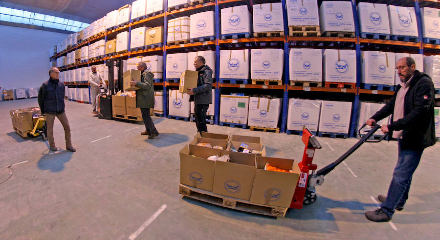 La Gran Recogida del Banco de Alimentos ya está llenando el almacén que tiene la asociación en Oiartzun.