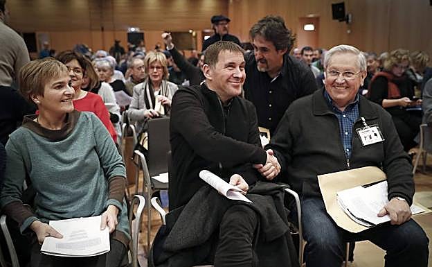 Arnaldo Otegi y Patxi Zabaleta se dan la mano ante Rebeka Ubera