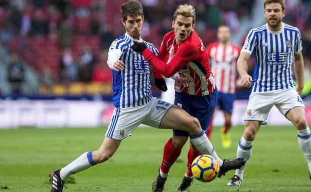 Aritz Elustondo disputa un balón a Antoine Griezmann.