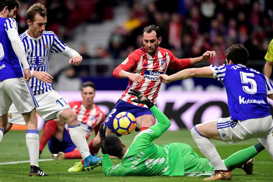 Una de las paradas de Rulli ante el acoso del Atlético de Madrid.