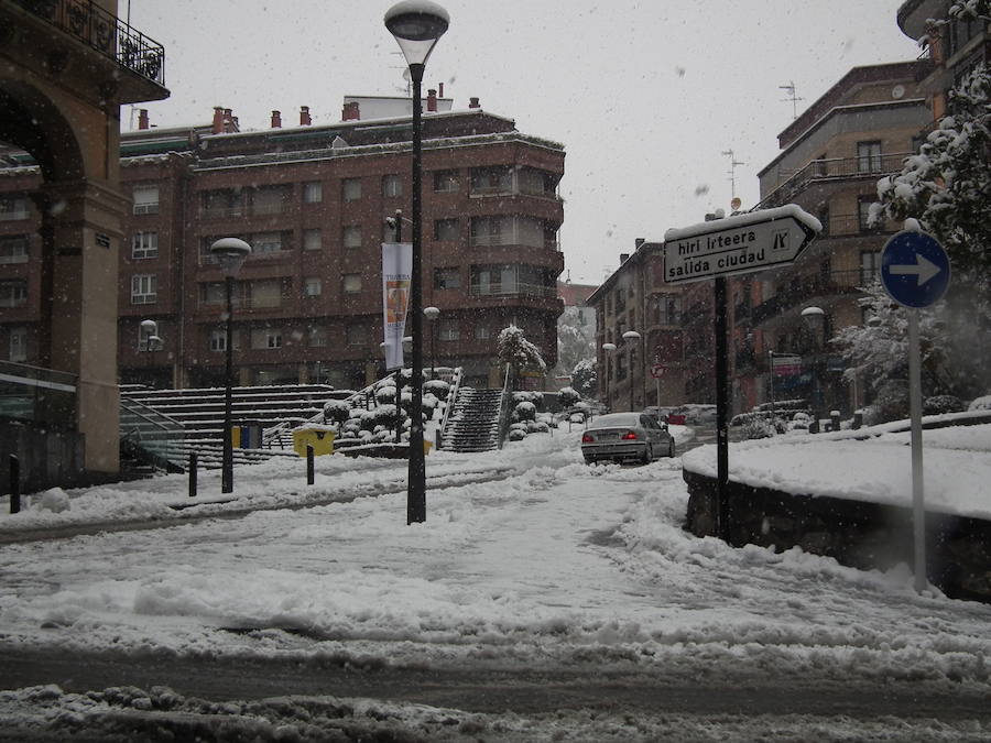Los montes y calles de Urretxu y Zumarraga se encuentran cubiertas de nieve, lo que ha dificultado la circulación. 