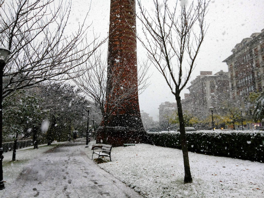 Los montes y calles de Urretxu y Zumarraga se encuentran cubiertas de nieve, lo que ha dificultado la circulación. 