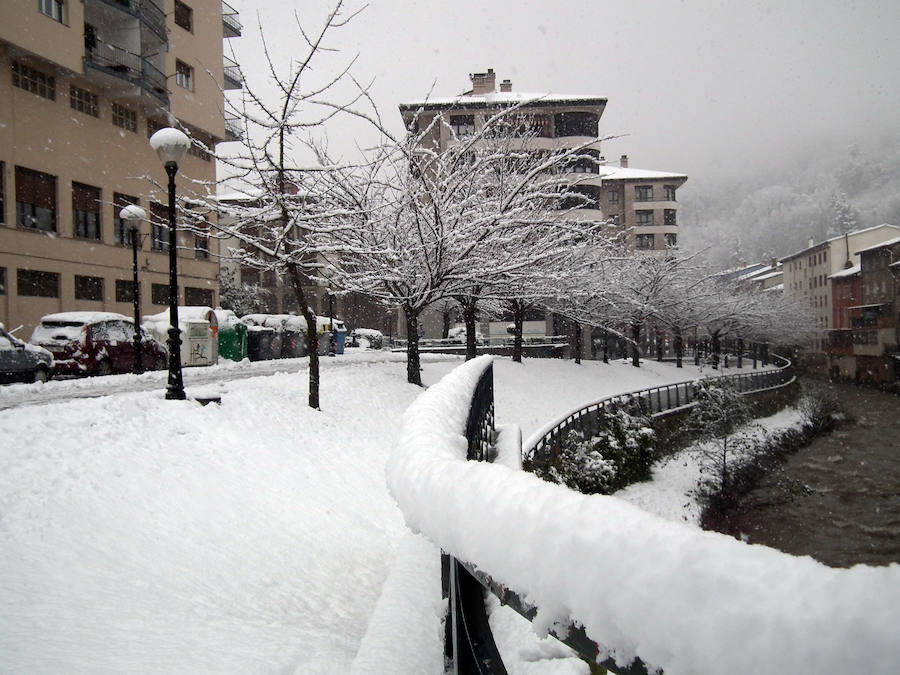 Los montes y calles de Urretxu y Zumarraga se encuentran cubiertas de nieve, lo que ha dificultado la circulación. 