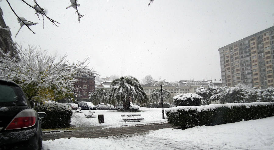Los montes y calles de Urretxu y Zumarraga se encuentran cubiertas de nieve, lo que ha dificultado la circulación. 
