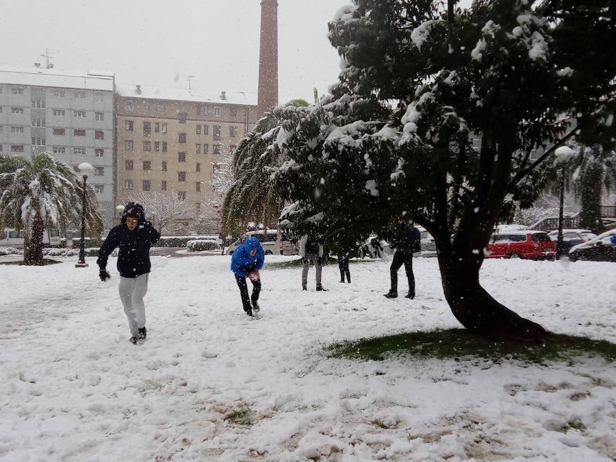 Los montes y calles de Urretxu y Zumarraga se encuentran cubiertas de nieve, lo que ha dificultado la circulación. 
