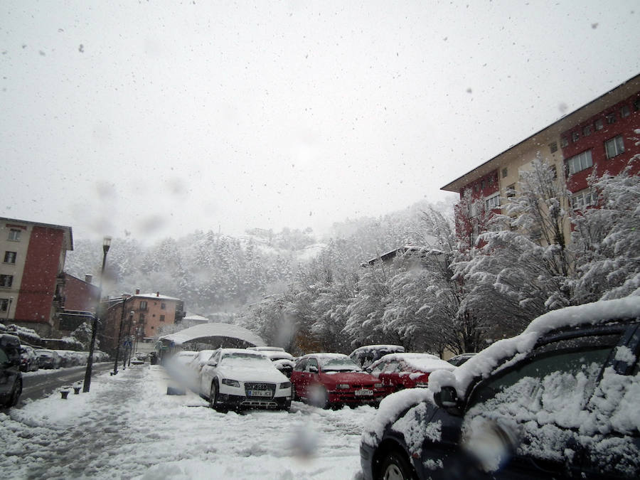 Los montes y calles de Urretxu y Zumarraga se encuentran cubiertas de nieve, lo que ha dificultado la circulación. 