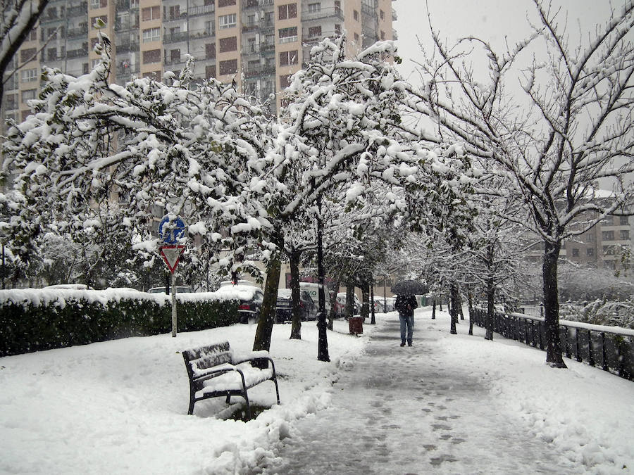 Los montes y calles de Urretxu y Zumarraga se encuentran cubiertas de nieve, lo que ha dificultado la circulación. 
