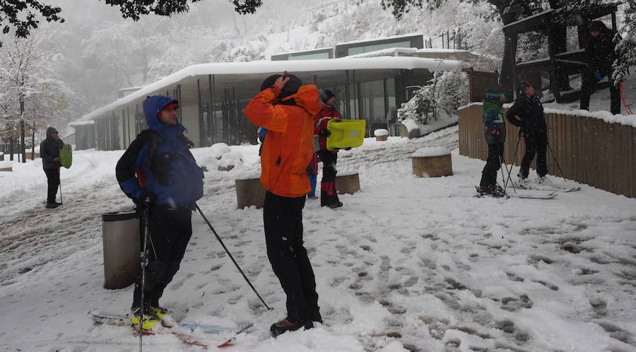 Los montes y calles de Urretxu y Zumarraga se encuentran cubiertas de nieve, lo que ha dificultado la circulación. 