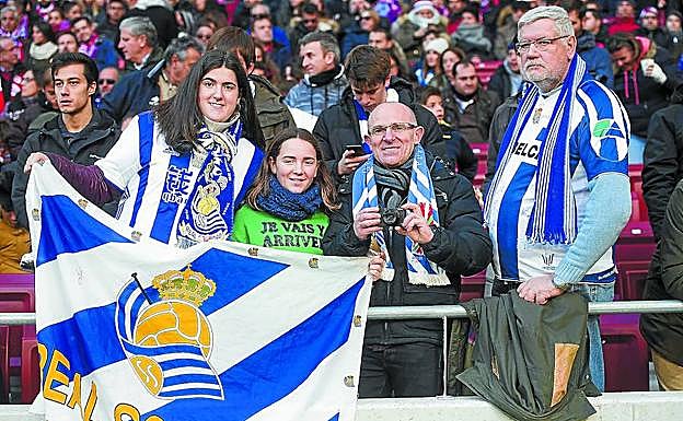 La Real, como siempre, tuvo sus seguidores en el Wanda. Lástima que terminaran decepcionados. 