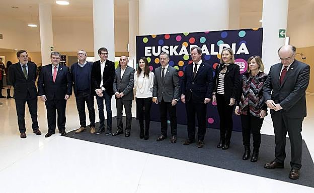 El lehendakari, iñigo Urkullu (c), junto a otras autoridades en el acto central de conmemoración del Día del Euskera, celebrado en Vitoria. 