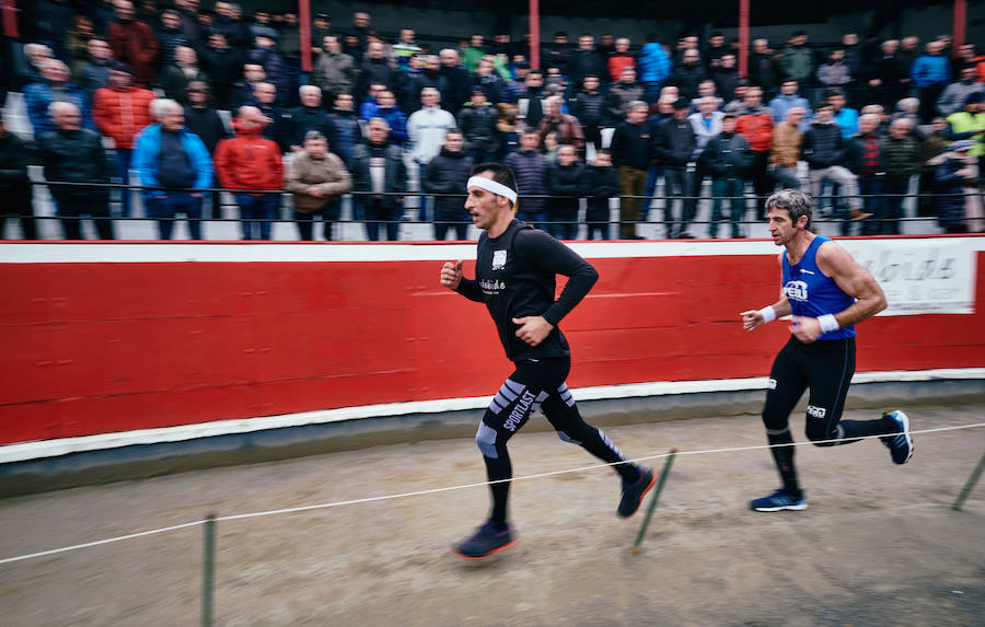 Xabier Orbegozo 'Arria V' y Xabier Zaldua 'Gurrutxazpi' se han medido este domingo en una apuesta combinada de diez kanaerdikos y diez kilómetros corriendo, a las 12.00 horas en la plaza de toros de Azpeitia. En juego, 4.000 euros por cada parte. El primero ha terminado la prueba en un tiempo de 01:04:23, y ha sacado una entaja de casi cuatro minutos a Zaluda.i