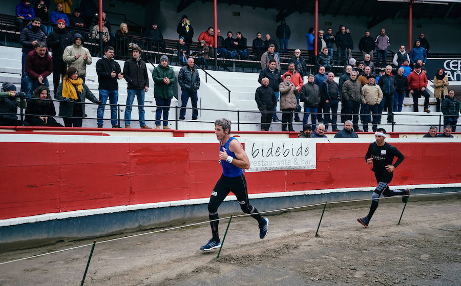 Xabier Orbegozo 'Arria V' y Xabier Zaldua 'Gurrutxazpi' se han medido este domingo en una apuesta combinada de diez kanaerdikos y diez kilómetros corriendo, a las 12.00 horas en la plaza de toros de Azpeitia. En juego, 4.000 euros por cada parte. El primero ha terminado la prueba en un tiempo de 01:04:23, y ha sacado una entaja de casi cuatro minutos a Zaluda.i