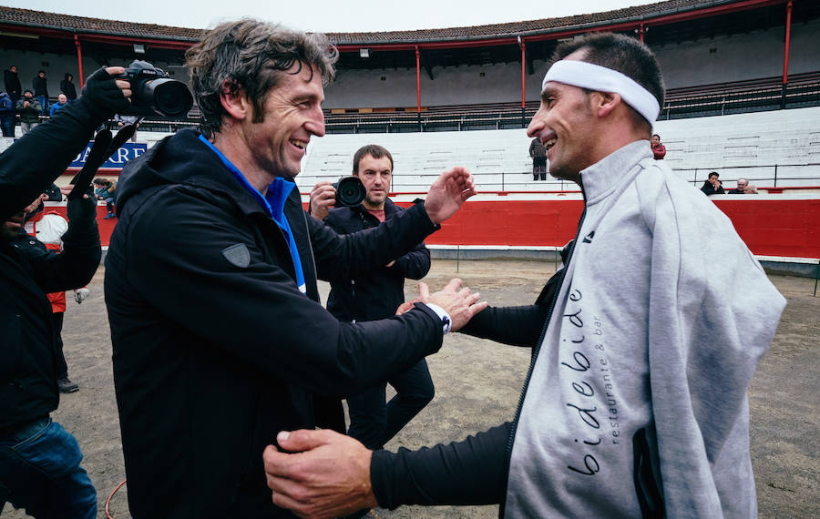 Xabier Orbegozo 'Arria V' y Xabier Zaldua 'Gurrutxazpi' se han medido este domingo en una apuesta combinada de diez kanaerdikos y diez kilómetros corriendo, a las 12.00 horas en la plaza de toros de Azpeitia. En juego, 4.000 euros por cada parte. El primero ha terminado la prueba en un tiempo de 01:04:23, y ha sacado una entaja de casi cuatro minutos a Zaluda.i