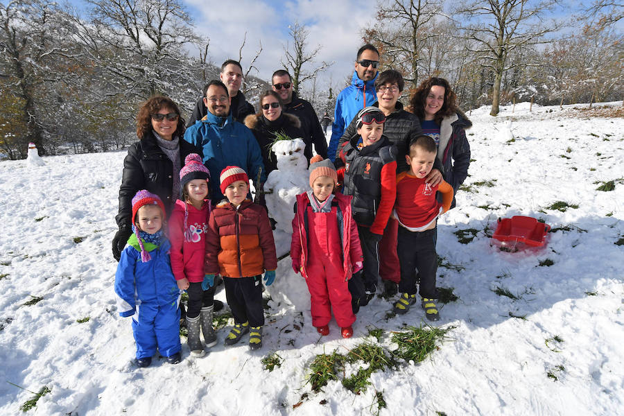 La nieve ha dejado este domingo bellas estampas invernales y familiares en la zona de Aralar, Baraibar y Lekunberri.