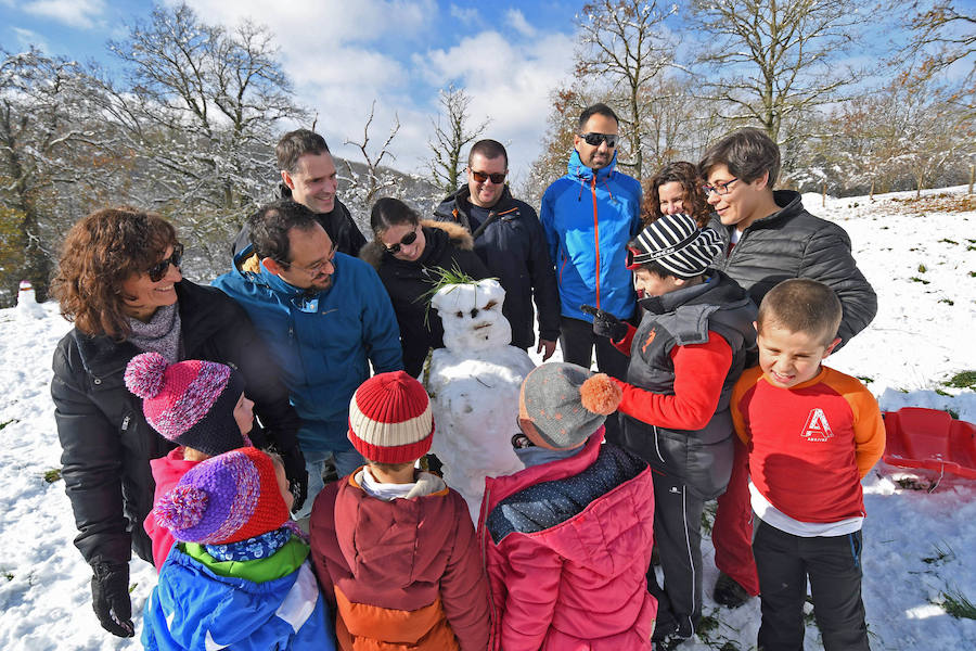 La nieve ha dejado este domingo bellas estampas invernales y familiares en la zona de Aralar, Baraibar y Lekunberri.