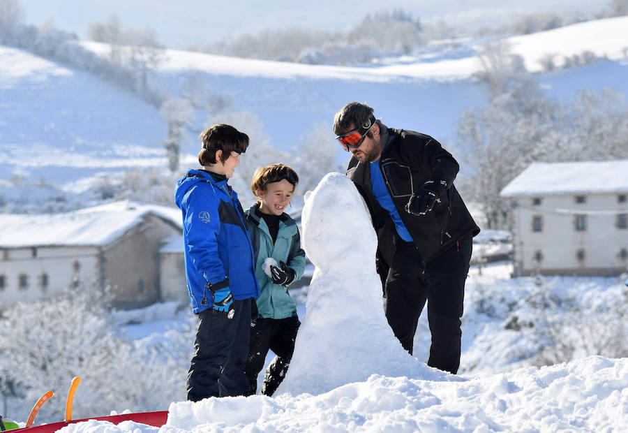 La nieve ha dejado este domingo bellas estampas invernales y familiares en la zona de Aralar, Baraibar y Lekunberri.