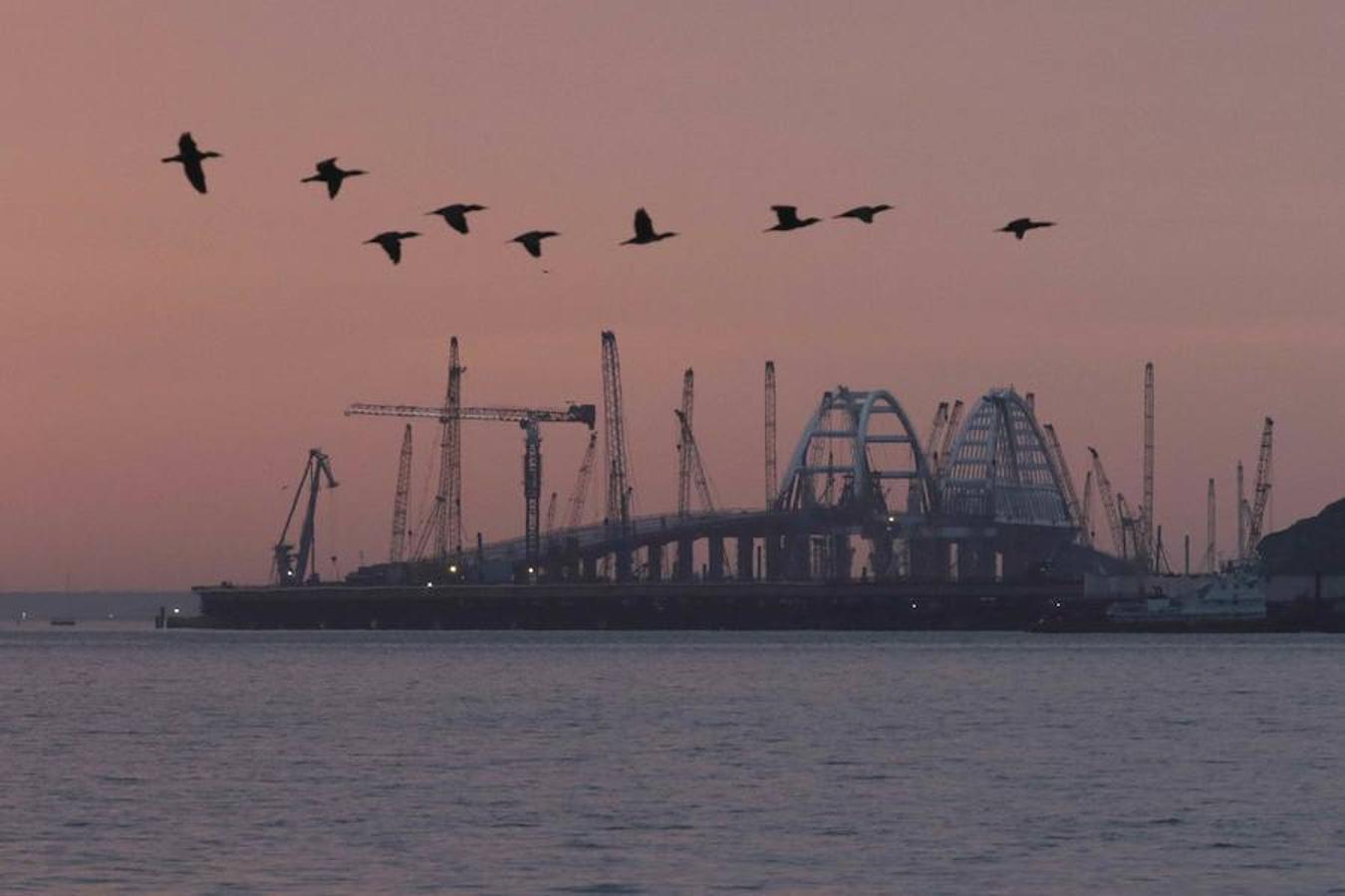  Con el objetivo ce conectar el continente ruso con la península de Crimea, así se están llevando a cabo las obras de un puente de carretera en el estrecho de Kerch (Crimea)