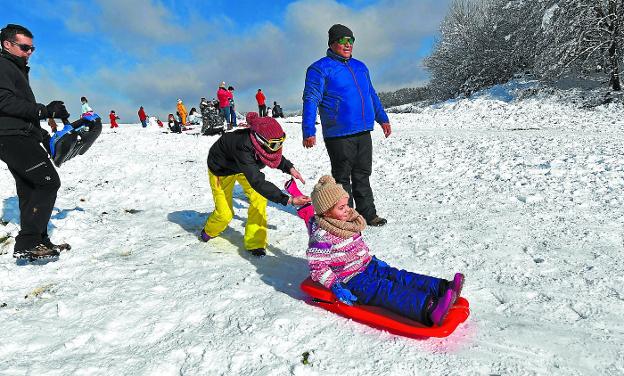 Los más pequeños fueron los protagonistas de una jornada fría pero soleada, en la que muchos guipuzcoanos disfrutaron de la nieve caída estos días.