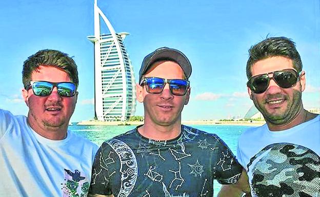 El astro blaugrana Leo Messi, entre sus hermanos Rodrigo y Matías (a la derecha), en Dubai. 