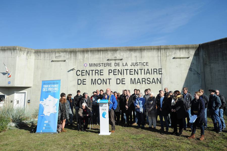 Artesanos de la Paz y representantes políticos, ante la cárcel de Mont-de-Marsan, en el inicio del 'tour' por las cárceles que acaba el sábado. Nicolas Le Lievre /