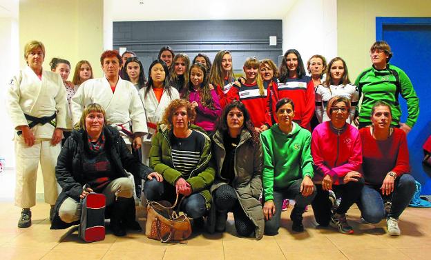 Colectivo de mujeres deportistas hernaniarras de distintas disciplinas.
