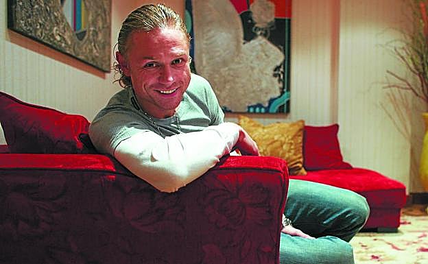 Valery Karpin posa sonriente en su domicilio. El genial exjugador de la Real sigue muy de cerca la evolución del equipo.