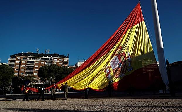Izado de bandera en la plaza de Colón.