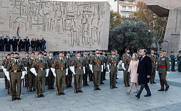 Los presidentes del Congreso, Ana Pastor, y del Senado, Pío García-Escudero, en Colón.