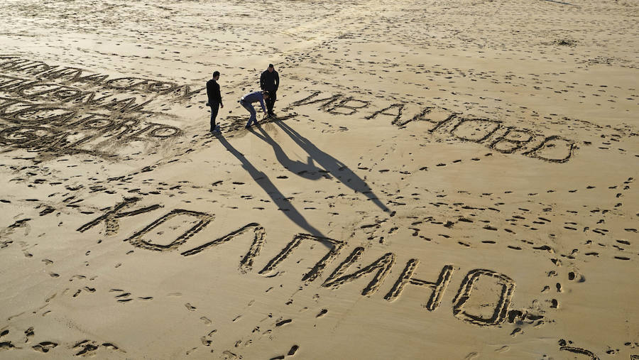 Varios hinchas del Zenit se han bañanado este miércoles en La Concha. Acostumbrados a que en San Petersburgo se encuentran estos días con temperaturas bajo cero seguro que el agua no les ha parecido tan fría.