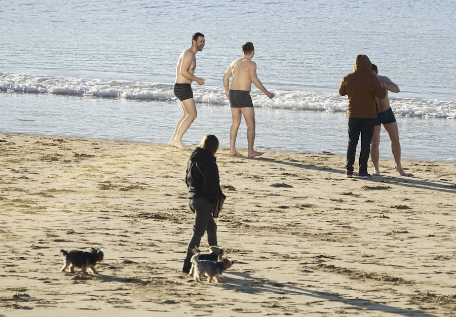 Varios hinchas del Zenit se han bañanado este miércoles en La Concha. Acostumbrados a que en San Petersburgo se encuentran estos días con temperaturas bajo cero seguro que el agua no les ha parecido tan fría.